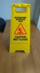 Знак «Внимание! Мокрый пол»